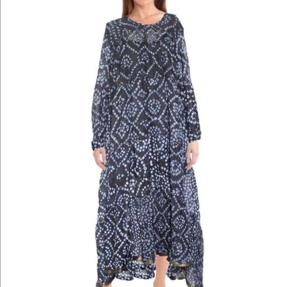 V.de.Vister tiers dress in black